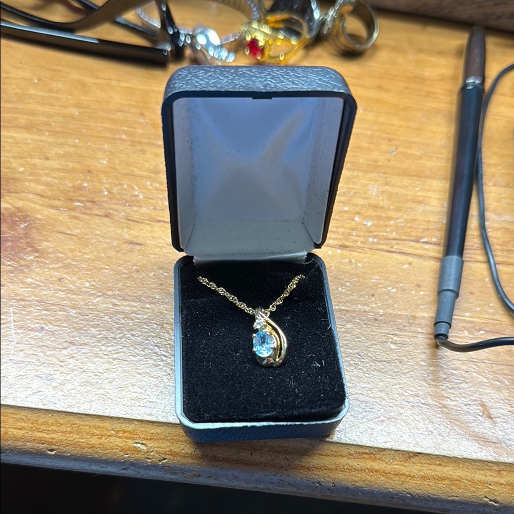 Elegant Gold and Blue Pendant Necklace
